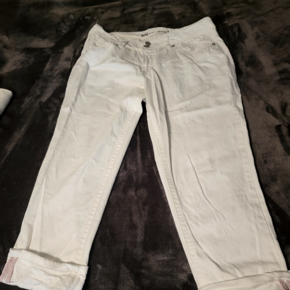 White wallflower capri